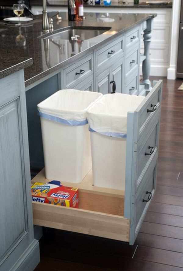 Cách tân trang nhà bếp 7: Đặt thùng chứa rác vào trong một ngăn của tủ bếp