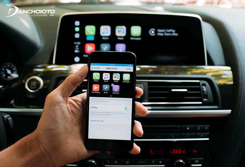 Apple CarPlay là một chức năng cho phép người dùng truy cập một số ứng dụng và nội dung trong điện thoại iPhone thông qua màn hình ô tô