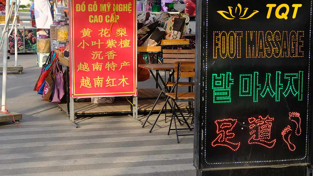 Ngợp biển hiệu tiếng Trung, khu du lịch Bãi Cháy giống phố Tàu - ảnh 4