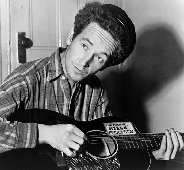 Nhạc sĩ Woody Guthrie cũng là 1 người Okie