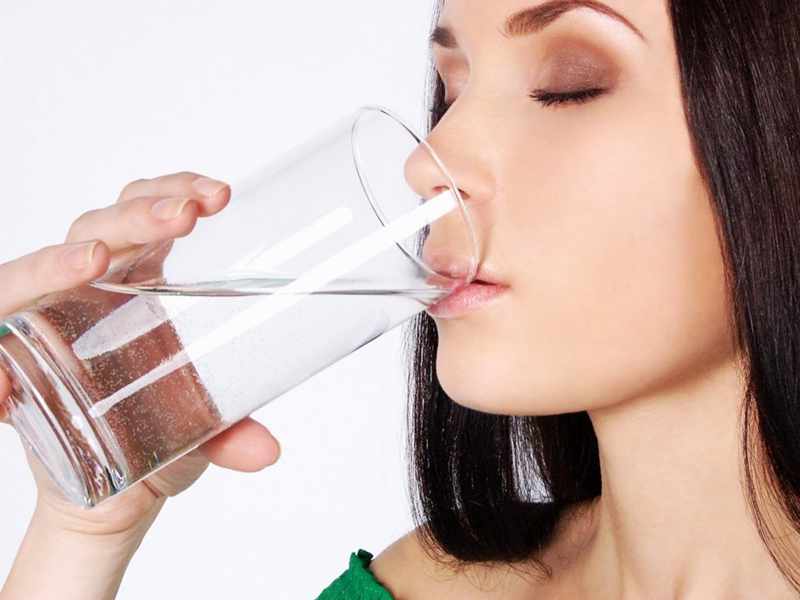 Súc miệng bằng nước muối ấm mỗi ngày hỗ trợ bạn giảm cảm giác đau rát