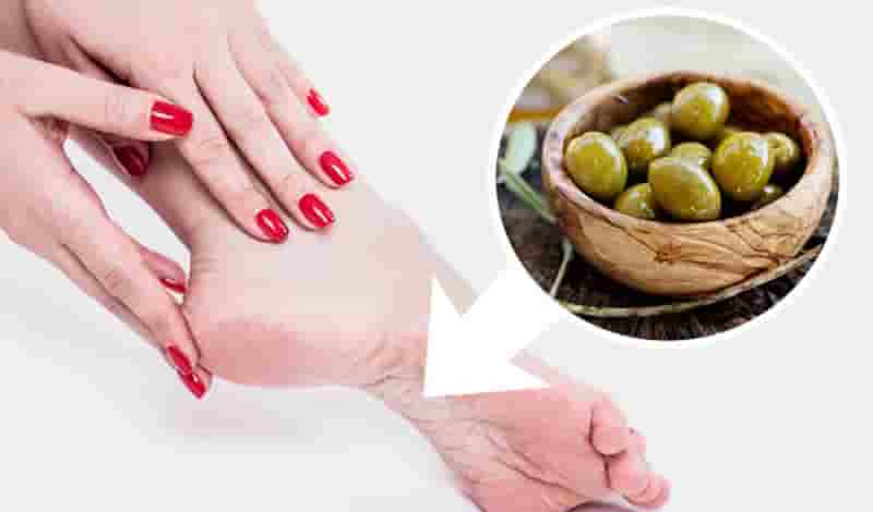 Dầu olive là nguyên liệu tự nhiên dùng để dưỡng ẩm cho da rất tốt. Dầu olive giữ da mềm mại và sáng mịn nhờ giàu vitamin A, D, K, E, cùng nhiều chất chống oxy hóa giúp ngăn ngừa lão hóa cho vùng da chân.