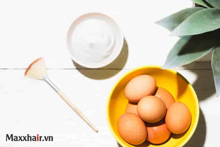 1. Dùng trứng gà làm mặt nạ ủ kích thích mọc tóc 1