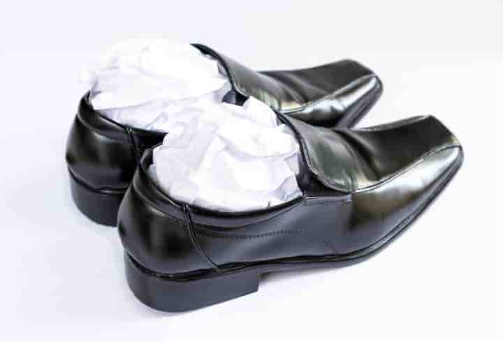 Độn giấy hoặc vớ vào trong để làm giãn giày