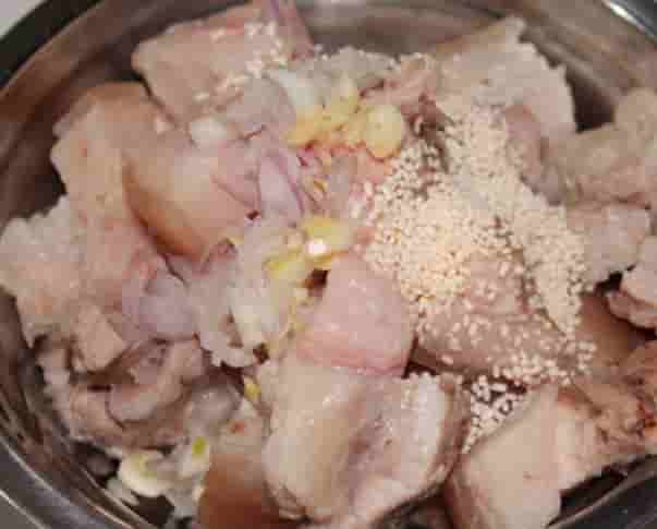 2 cách làm thịt kho trứng cút đơn giản mà ngon đậm đà dễ nấu - 9