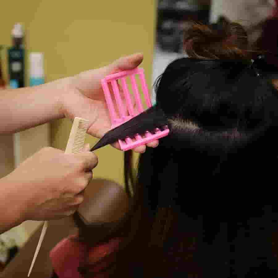 Bấm phồng chân tóc là phương pháp làm đẹp giúp che đi khuyết điểm tóc thưa, tóc mỏng