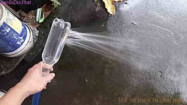 Làm vòi xịt nước bằng vỏ chai - BaoBiDucPhat