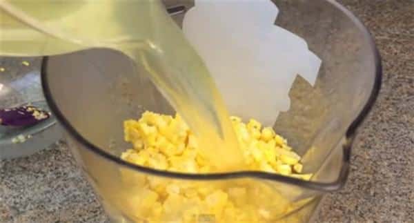Cách làm sữa bắp ngon – cho nước ngô luộc , ngô đã tách hạt vào máy xay sinh tố xay nhuyễn