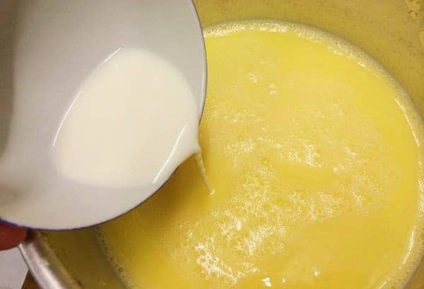 Đổ nước lọc ngô , sữa tươi vào nồi đun sôi lên – cách thực hiện sữa bắp