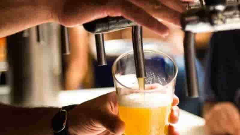 Bia hơi, bia tươi và bia sệt khác gì bia chai và bia lon? - Học Đấu Thầu