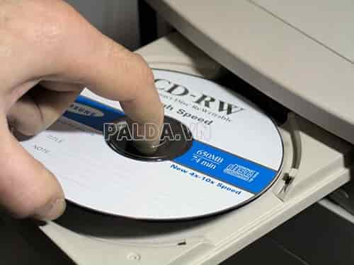 Cho đĩa CD – Rom vào ổ đĩa máy tính