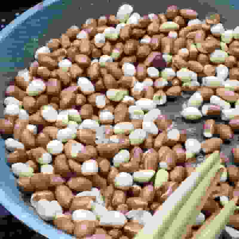 Bước 1 Rang đậu phộng và mè Thèo lèo - kẹo đậu phộng