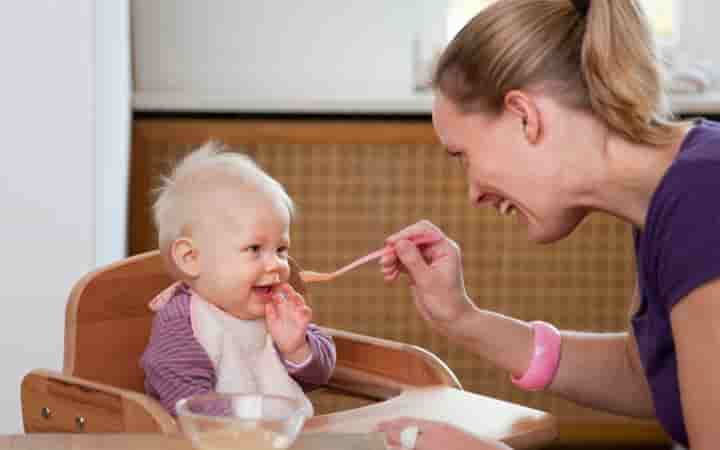 Chỉ cần để bánh flan nguội là bạn có thể cho bé ăn hoặc để vào tủ lạnh 10 phút trước khi ăn