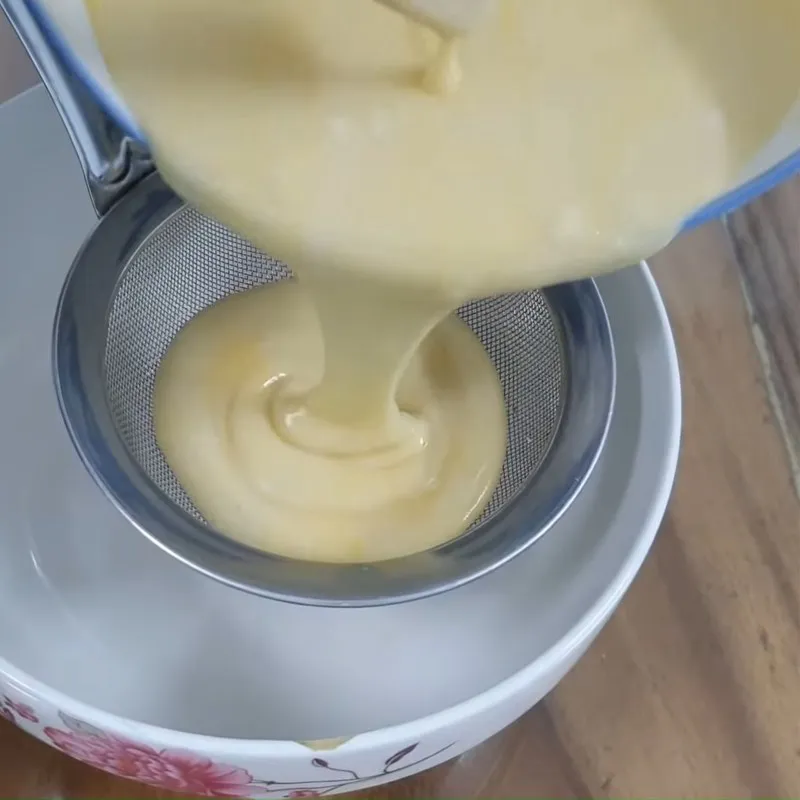 Bước 1 Trộn bột bánh Bánh ốc quế cuộn bằng chảo
