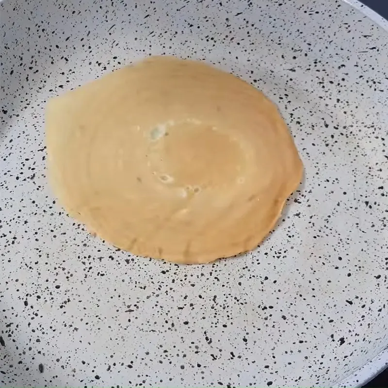 Bước 2 Đổ bánh Bánh ốc quế cuộn bằng chảo