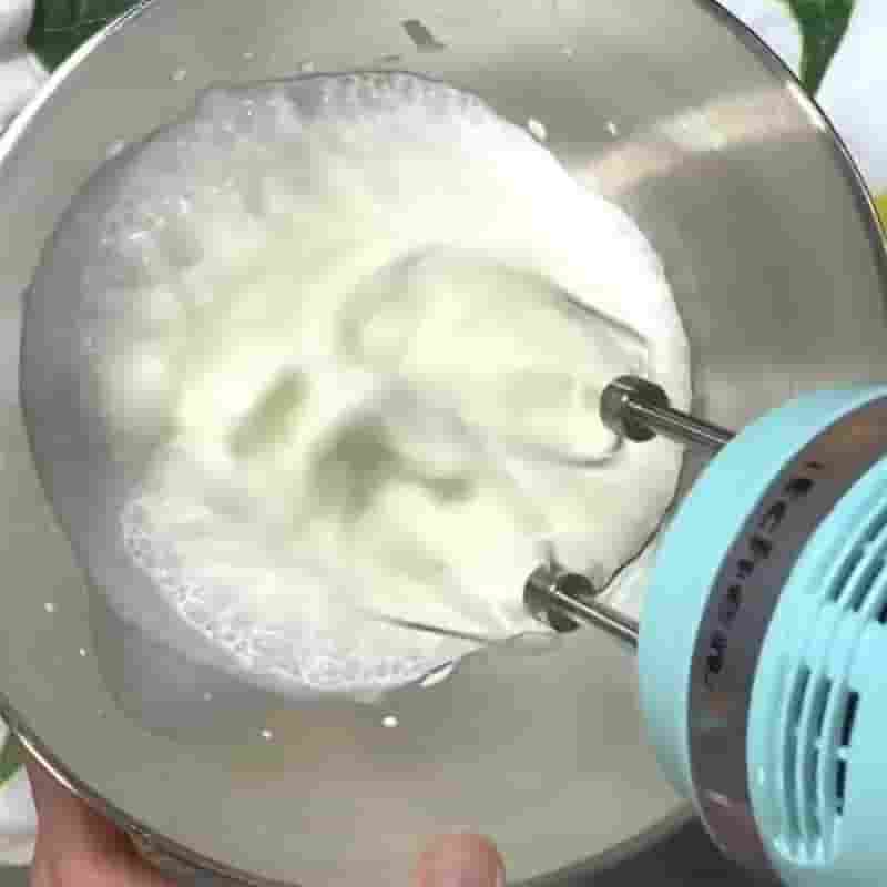 Bước 3 Đánh bông whipping cream Kem bơ sữa chua