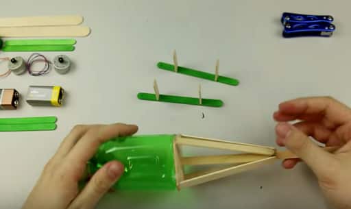 Cách làm máy bay trực thăng từ vỏ chai nhựa - Hình 12
