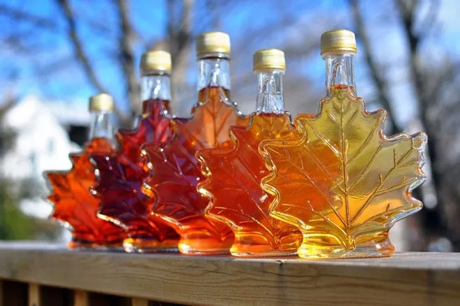các chai maple syrup