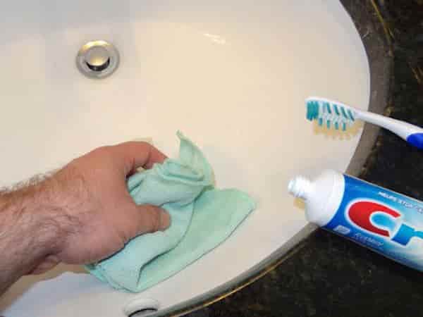 sử dụng kem đánh răng để vệ sinh vòi nước inox 1