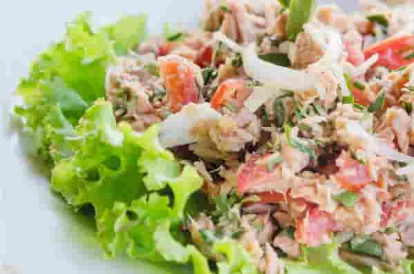 cách làm salad cá ngừ ngon tại nhà nhiều dinh dưỡng - 6
