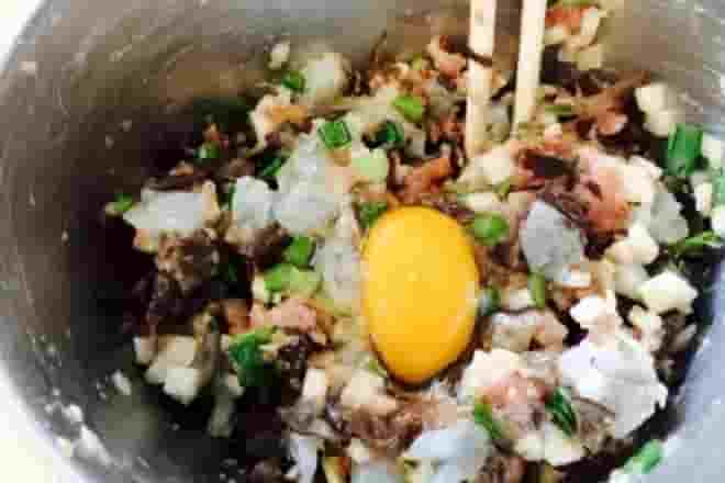 trộn hỗn hợp nấm thịt tôm xay với trứng gà
