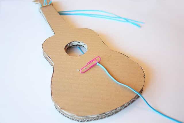 Cách thực hiện đàn guitar bằng giấy