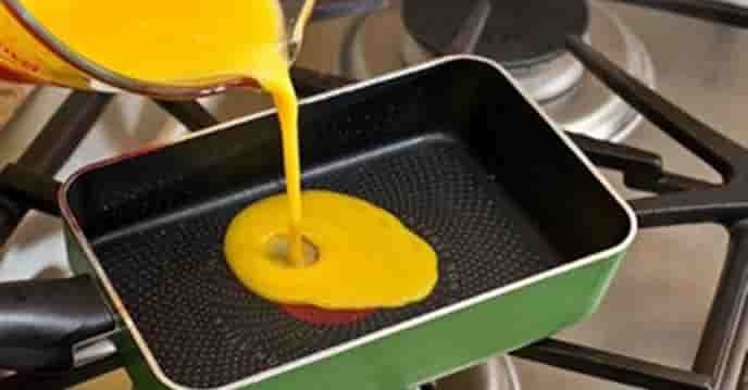 Cách thực hiện trứng cuộn Nhật Bản - tráng một lớp mỏng