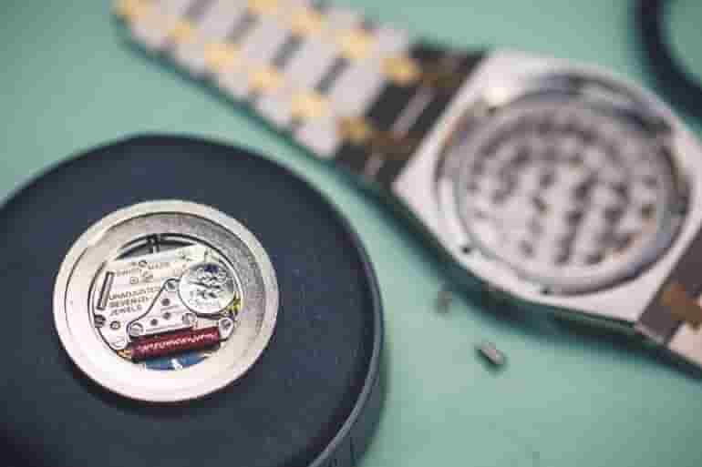 Đồng hồ máy Quartz là gì? Ưu, nhược điểm trên đồng hồ quartz - Ảnh: 10