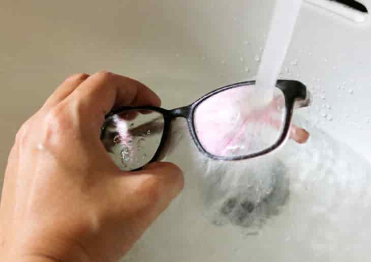 rửa sạch kính với nước