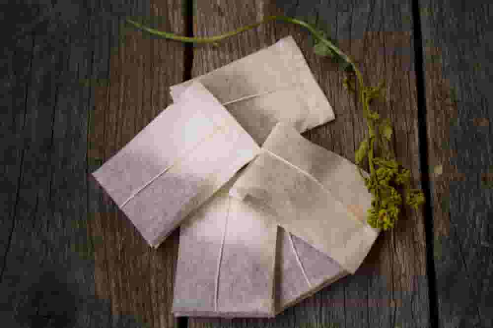 Trà Túi Lọc được bọc lại bằng giấy bên trong chứa trà khi cho vào nước trà tan ra và được lọc lại nhà túi giấy nhỏ