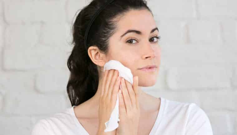lau mặt bằng khăn sạch là cách chăm sóc da mặt
