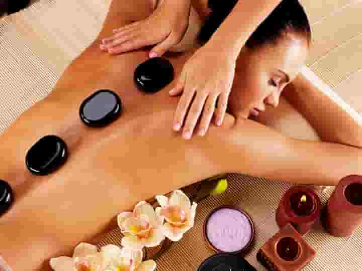 Chườm đá nóng là phương pháp massage đang được nhiều người ưa chuộng