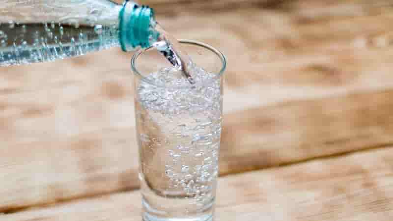 Phân biệt nước soda (soda water) và sparkling water