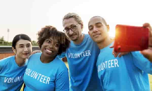 Làm tình nguyện viên sẽ giúp bạn tiếp xúc với nhiều con người, môi trường khác nhau và học hỏi thêm nhiều kỹ năng khác nhau.