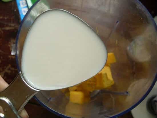 Cho sữa tươi vào cùng xoài để tạo hỗn hợp sinh tố xoài với sữa tươi