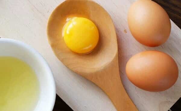 Trứng gà có nhiều thành phần dinh dưỡng như chất béo, vitamin, protein,…Các chất này giúp hỗ trợ cho quá trình phát triển, tăng cường sức khỏe