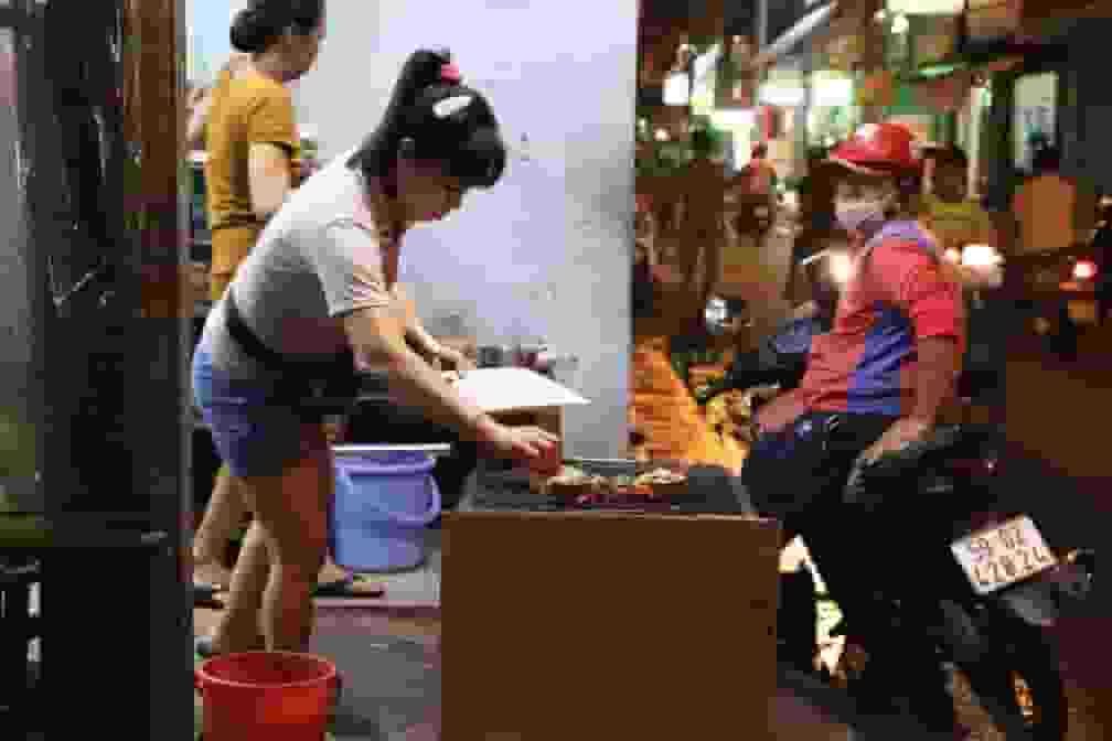 Vịt lộn nướng muối ớt nhìn ‘kinh dị’ mà người Sài Gòn ăn đông, ngày bán 800 trứng - ảnh 5