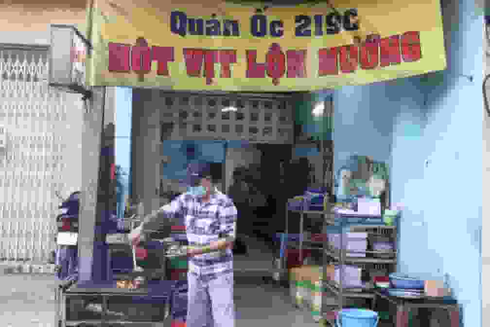 Vịt lộn nướng muối ớt nhìn ‘kinh dị’ mà người Sài Gòn ăn đông, ngày bán 800 trứng - ảnh 1